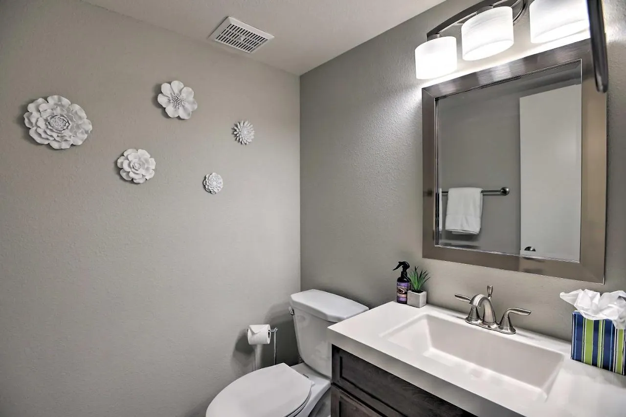 Sleek Phoenix Condo Walk To Biltmore Fashion Park Apartment
