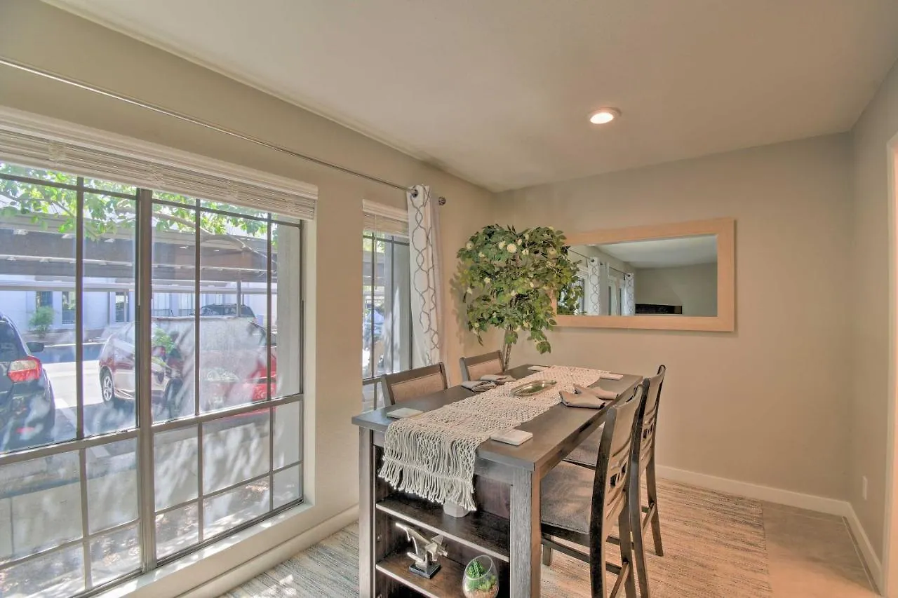 Sleek Phoenix Condo Walk To Biltmore Fashion Park