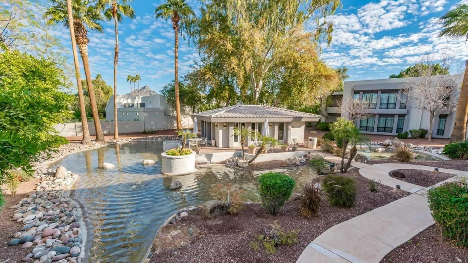 Apartment Sleek Phoenix Condo Walk To Biltmore Fashion Park USA